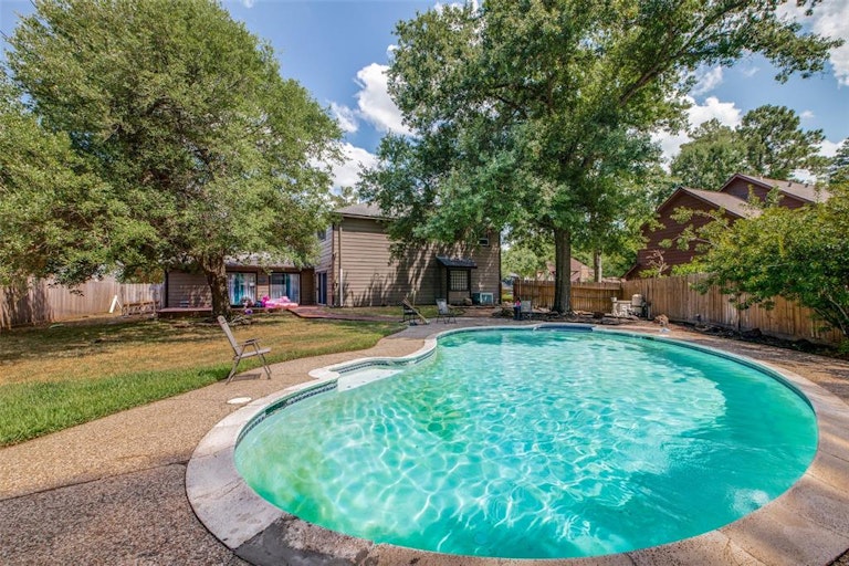 Photo 34 of 36 - 18303 Running Vine Ln, Spring, TX 77379