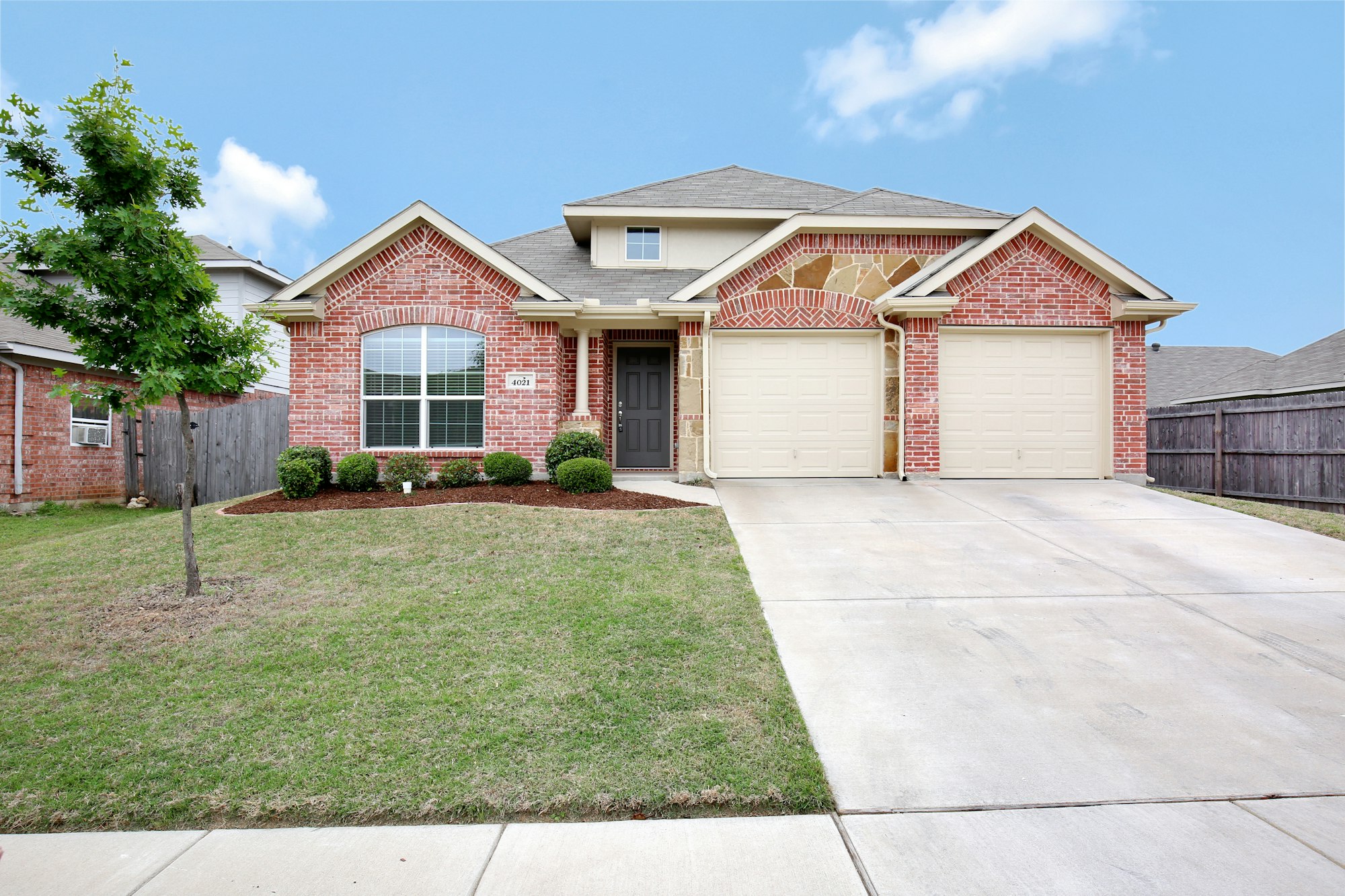 Photo 1 of 26 - 4021 Winter Springs Dr, Fort Worth, TX 76123