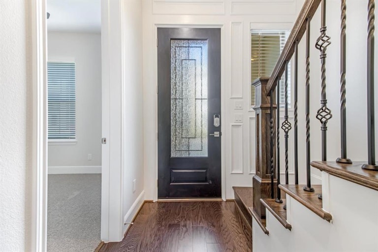 Photo 8 of 41 - 941 Blackshire Ln, Houston, TX 77055