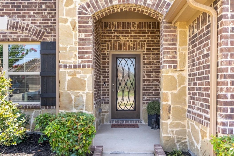 Photo 2 of 22 - 2081 Avondown Rd, Forney, TX 75126