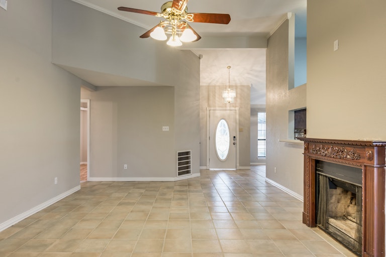 Photo 4 of 23 - 505 Country View Ln, Garland, TX 75043