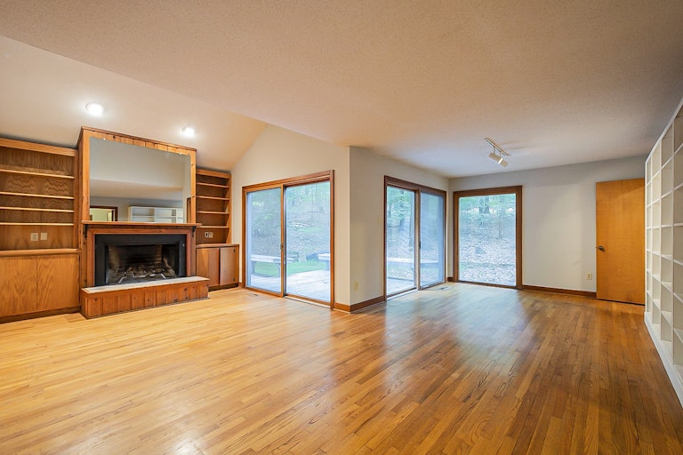Photo 11 of 22 - 110 Hunters Ridge Rd, Chapel Hill, NC 27517