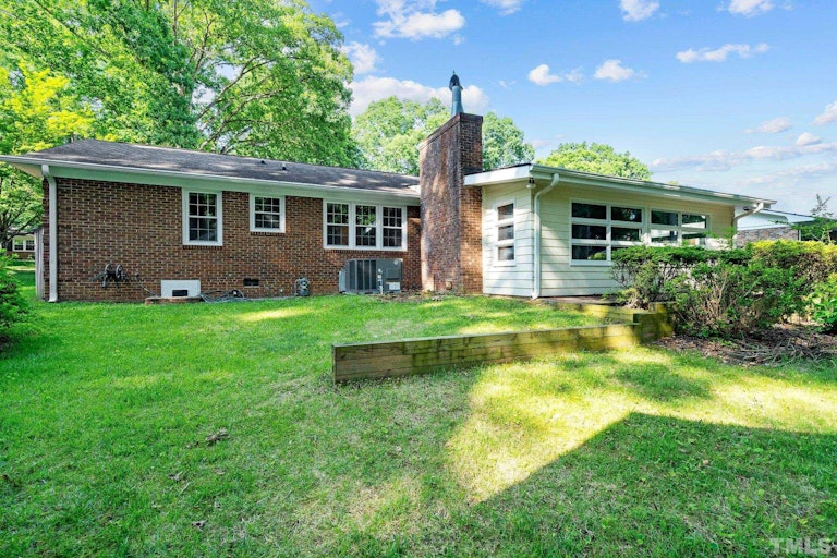 Photo 26 of 38 - 408 Chadwick Dr, Raleigh, NC 27609