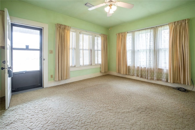 Photo 24 of 35 - 140 Wright Ave, New Braunfels, TX 78130
