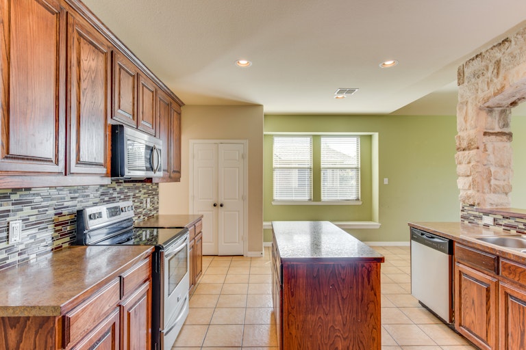 Photo 13 of 38 - 1716 Lake Wood Trl, Little Elm, TX 75068