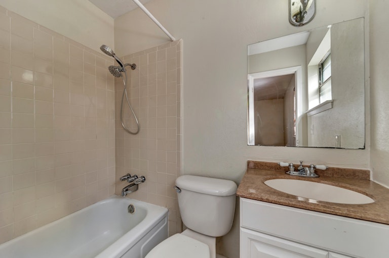 Photo 15 of 24 - 1918 Glenwick Ln, Irving, TX 75060