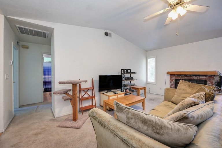 Photo 7 of 37 - 660 Tailwind Dr, Sacramento, CA 95838