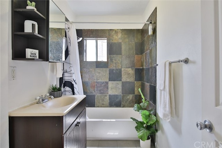 Photo 18 of 31 - 601 W 108th St, Los Angeles, CA 90044