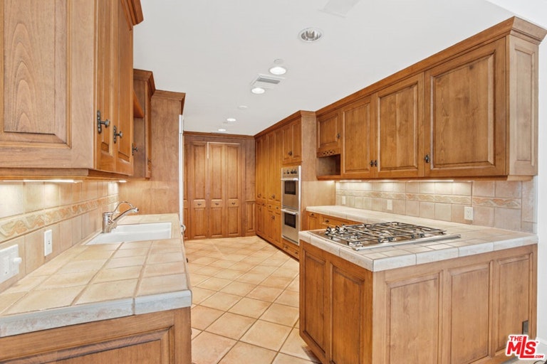 Photo 13 of 40 - 10601 Wilshire Blvd #404, Los Angeles, CA 90024