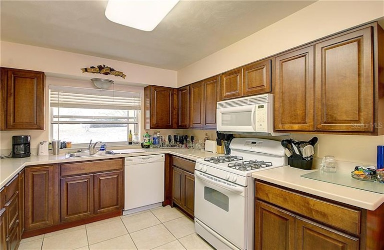 Photo 9 of 19 - 245 E Beach St, Groveland, FL 34736