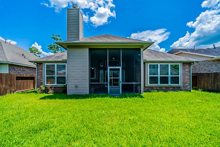 Photo 5 of 35 - 13707 Parkers Cove Ct, Houston, TX 77044