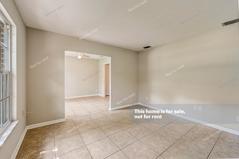 Photo 24 of 38 - 6382 Johnnie Cir W, Jacksonville, FL 32244