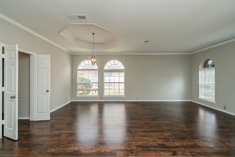 Photo 13 of 47 - 1309 Woodthorpe Dr, Mesquite, TX 75181