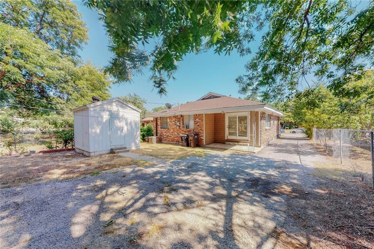 Photo 3 of 17 - 5312 Libbey Ave, Fort Worth, TX 76107