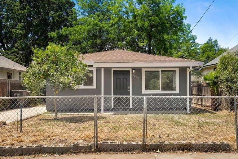 Photo 1 of 20 - 3452 38th St, Sacramento, CA 95817