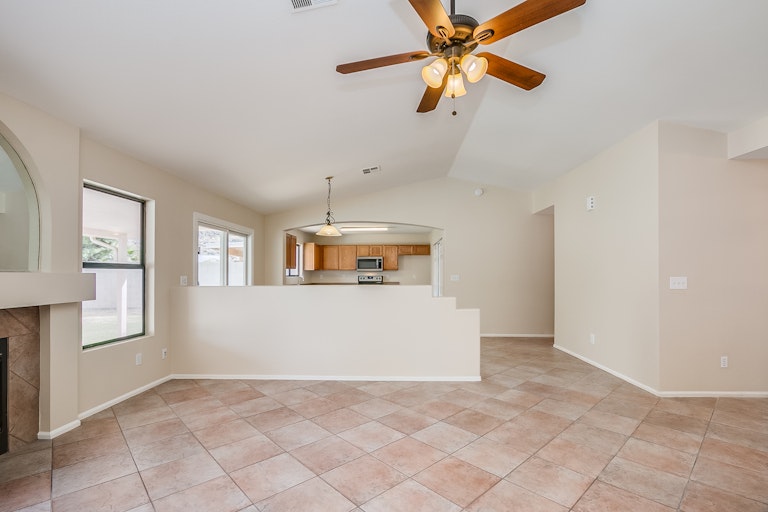 Photo 11 of 34 - 3014 W Daley Ln, Phoenix, AZ 85027