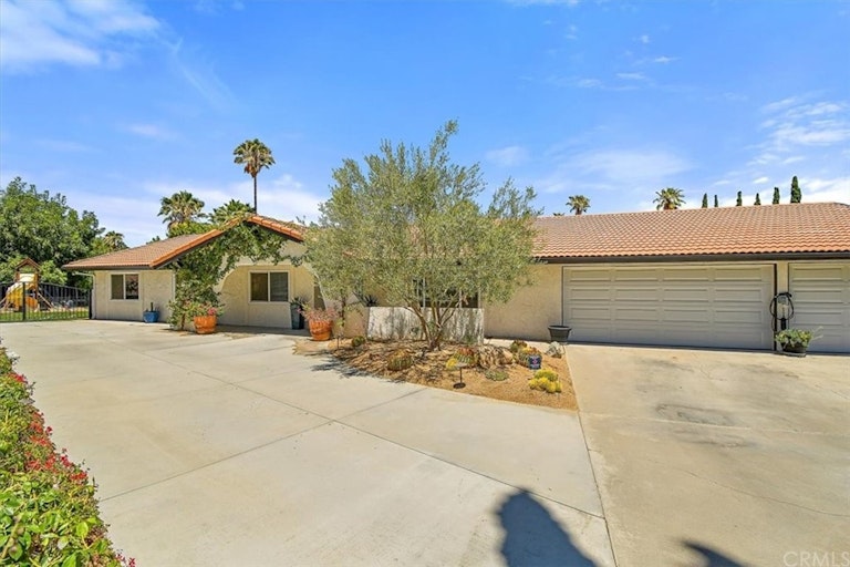 Photo 5 of 60 - 15759 Saddleback Rd, Riverside, CA 92506
