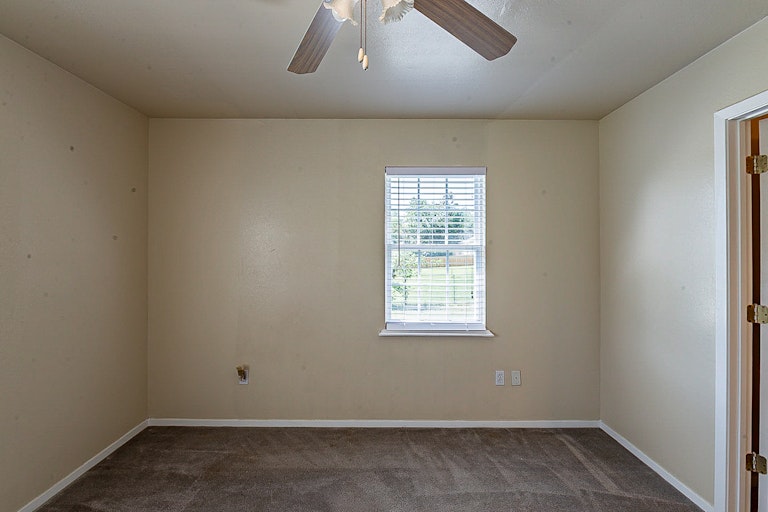 Photo 15 of 19 - 404 Murchison St, Farmersville, TX 75442