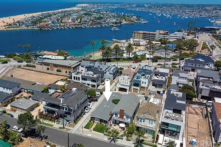 Photo 1 of 16 - 215 Heliotrope Ave, Corona Del Mar, CA 92625