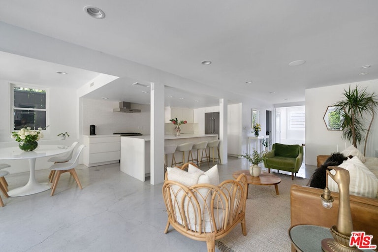 Photo 3 of 20 - 241 Windward Ave, Venice, CA 90291
