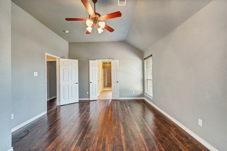 Photo 4 of 25 - 5532 Chinkapin Ln, Fort Worth, TX 76244