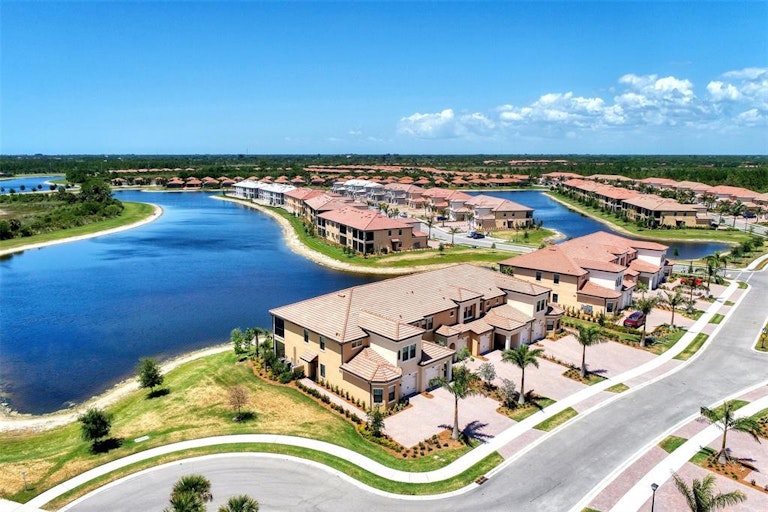 Photo 4 of 83 - 10038 Crooked Creek Dr #103, Venice, FL 34293