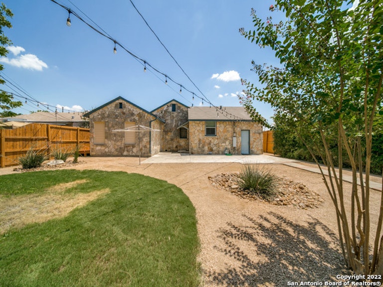 Photo 23 of 25 - 283 W Mariposa Dr, San Antonio, TX 78212