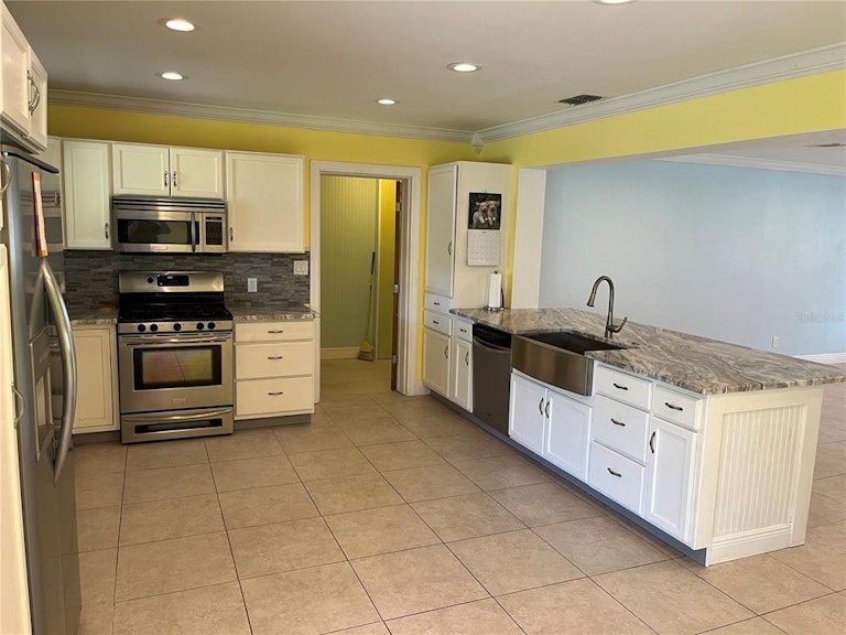 Photo 3 of 15 - 2803 Rutgers Ave, Bradenton, FL 34207