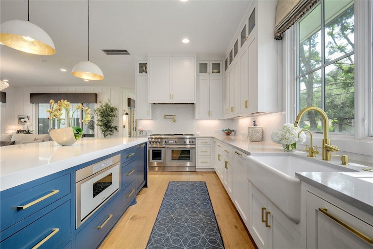 Photo 10 of 40 - 5001 Rollingwood Dr, West Lake Hills, TX 78746