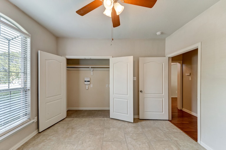 Photo 22 of 32 - 1105 NW Renfro St, Burleson, TX 76028