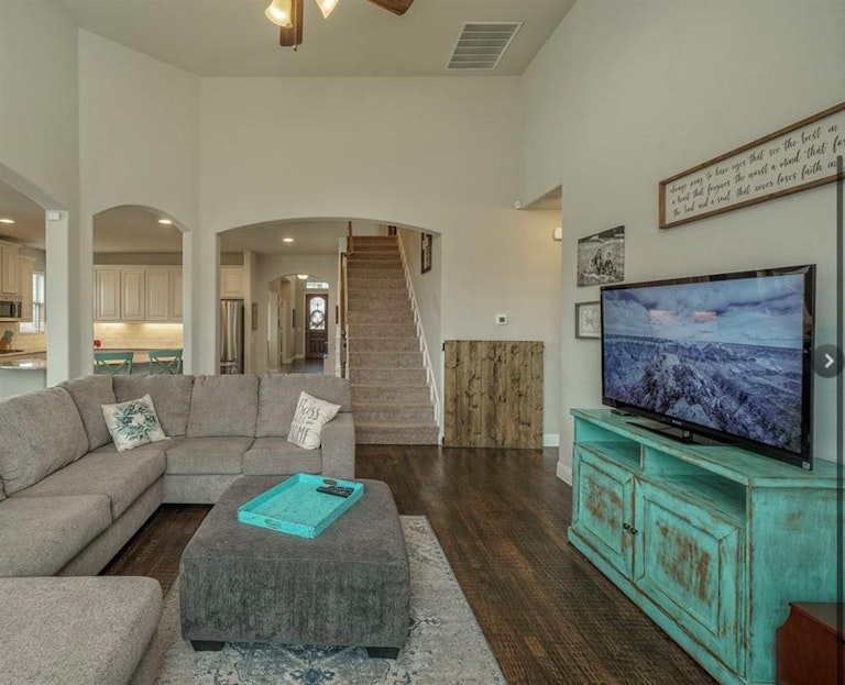 Photo 6 of 22 - 6133 Painswick Dr, Aubrey, TX 76227