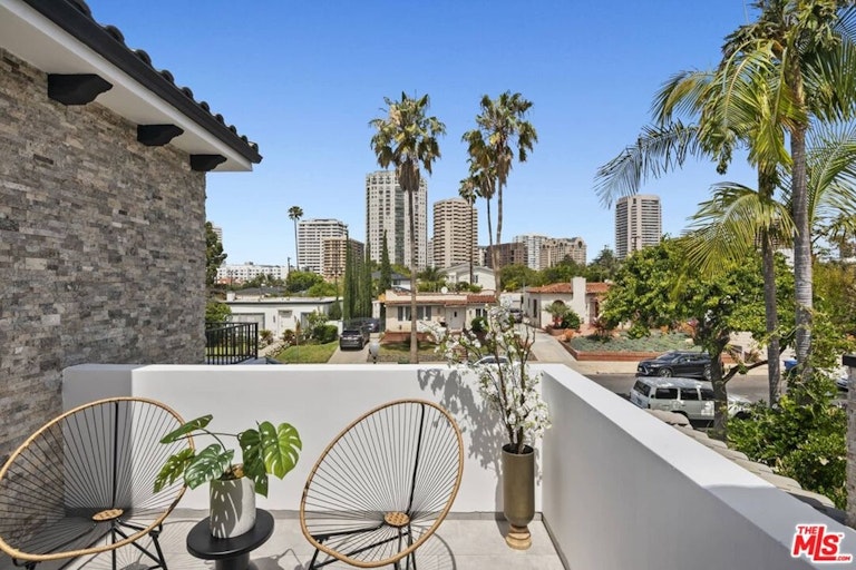 Photo 31 of 53 - 10526 Ohio Ave, Los Angeles, CA 90024