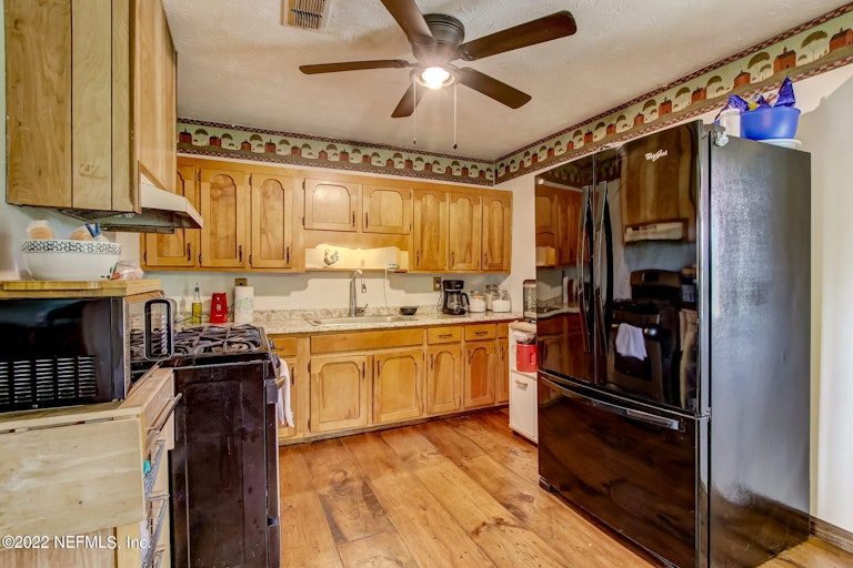 Photo 10 of 34 - 27210 Kristie Cir S, Hilliard, FL 32046