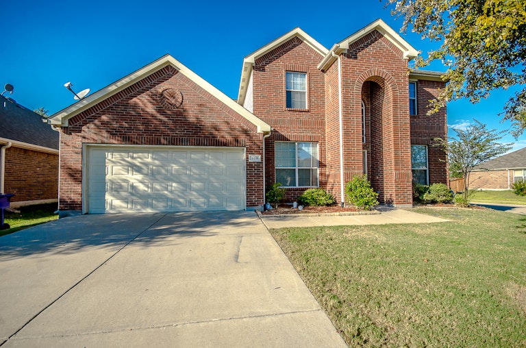 Photo 1 of 30 - 905 Crockett Dr, Lavon, TX 75166