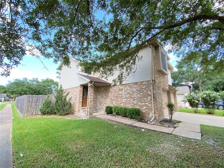 Photo 2 of 23 - 4703 Saint Lawrence Dr, Friendswood, TX 77546