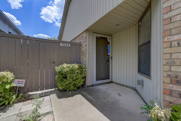 Photo 1 of 30 - 1502 Windmill Ln, Mesquite, TX 75149