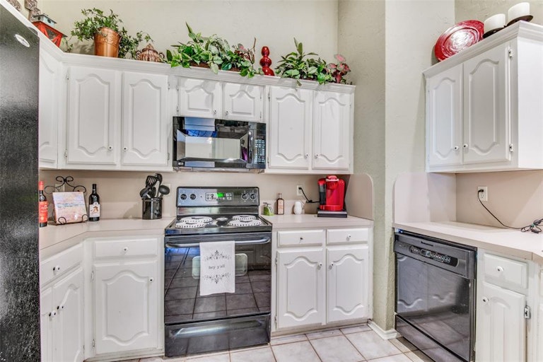 Photo 11 of 25 - 108 Pear Tree Pl, Denton, TX 76207