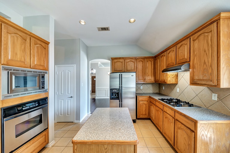 Photo 7 of 26 - 12601 Sweet Bay Dr, Euless, TX 76040