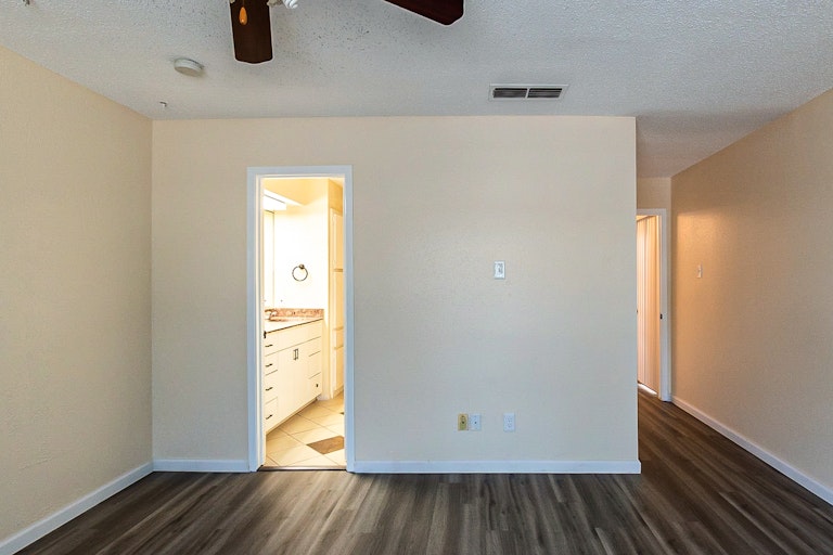 Photo 11 of 25 - 9326 Emberglow Ln, Dallas, TX 75243