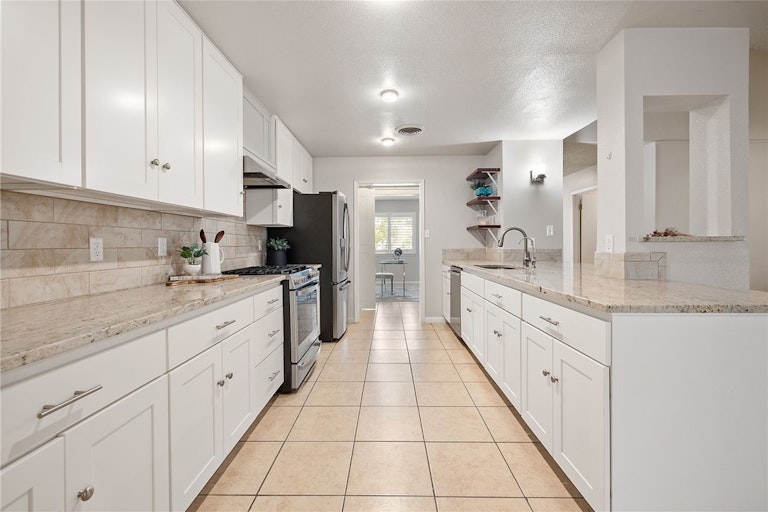 Photo 13 of 39 - 2915 Gabriel View Dr, Georgetown, TX 78628