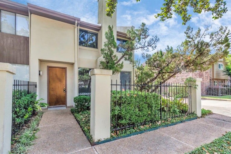 Photo 2 of 33 - 2409 Bering Dr #6, Houston, TX 77057