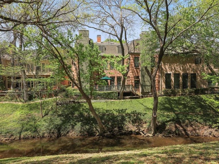 Photo 2 of 31 - 17316 Club Hill Ln, Dallas, TX 75248