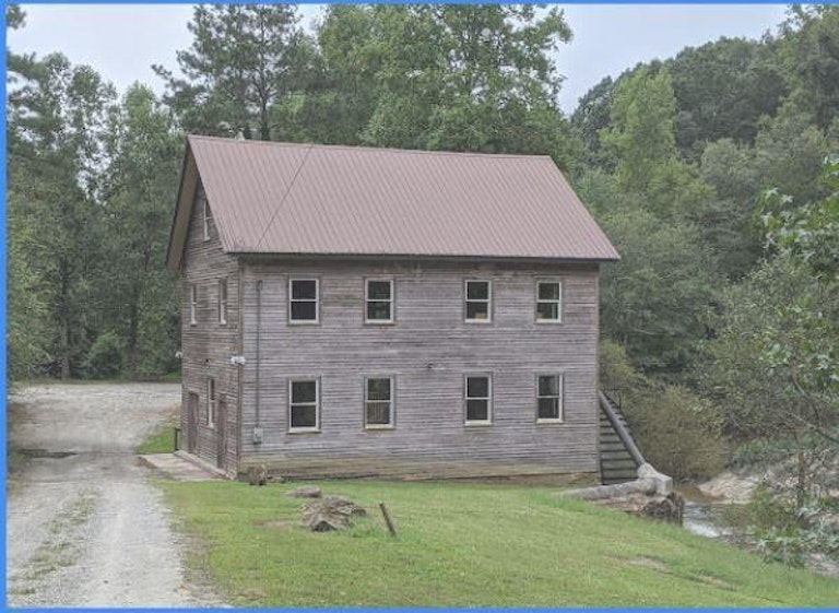 Photo 16 of 17 - 363 Greenwalk Pl, Hoschton, GA 30548