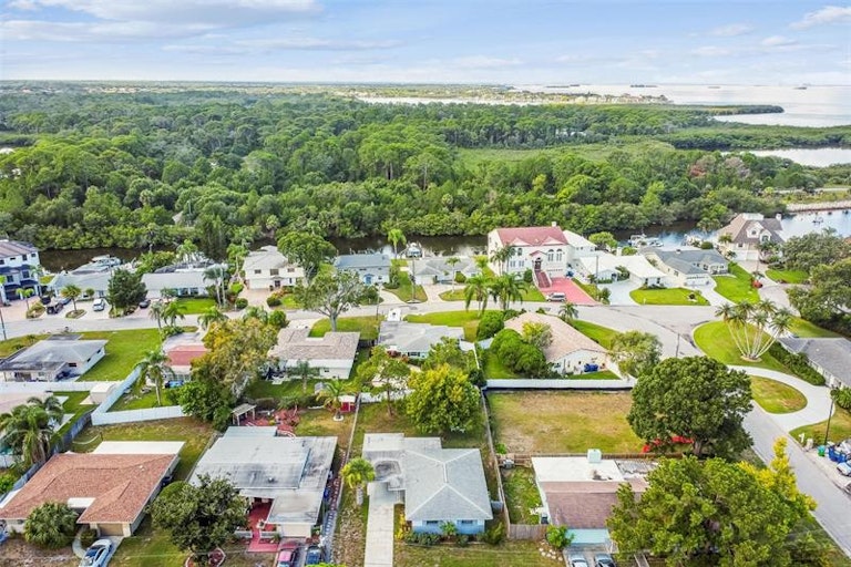 Photo 38 of 50 - 214 Driftwood Pl, Palm Harbor, FL 34683