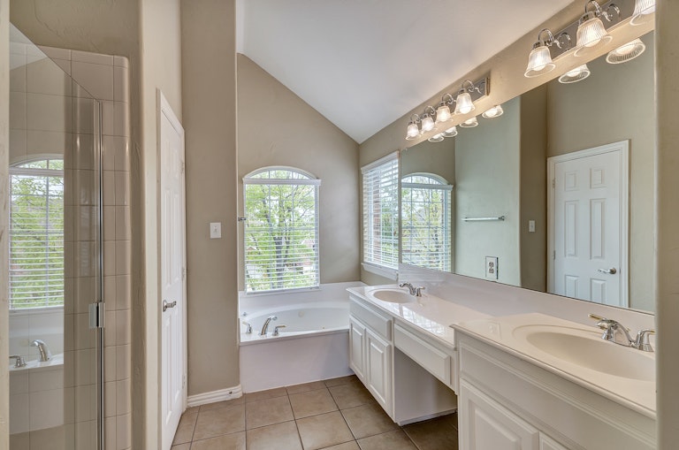 Photo 18 of 24 - 8711 Rugby Dr, Irving, TX 75063