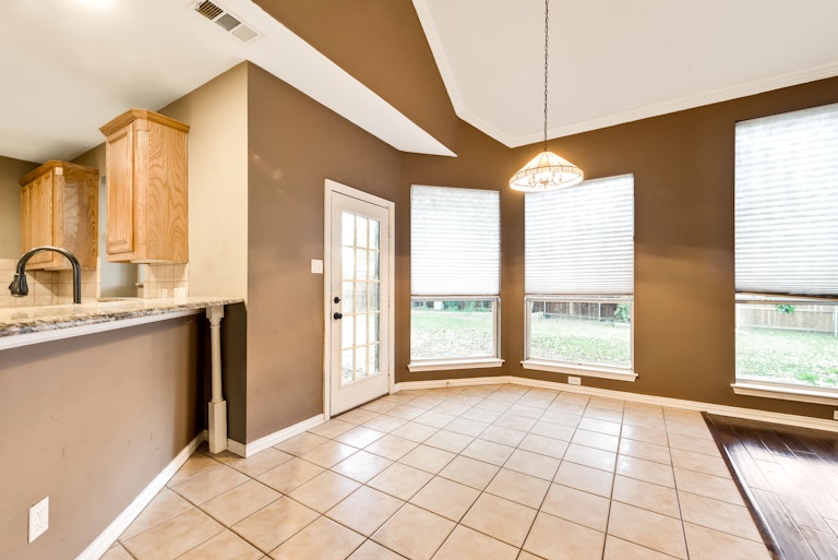 Photo 7 of 29 - 5733 Sugar Maple Dr, Fort Worth, TX 76244