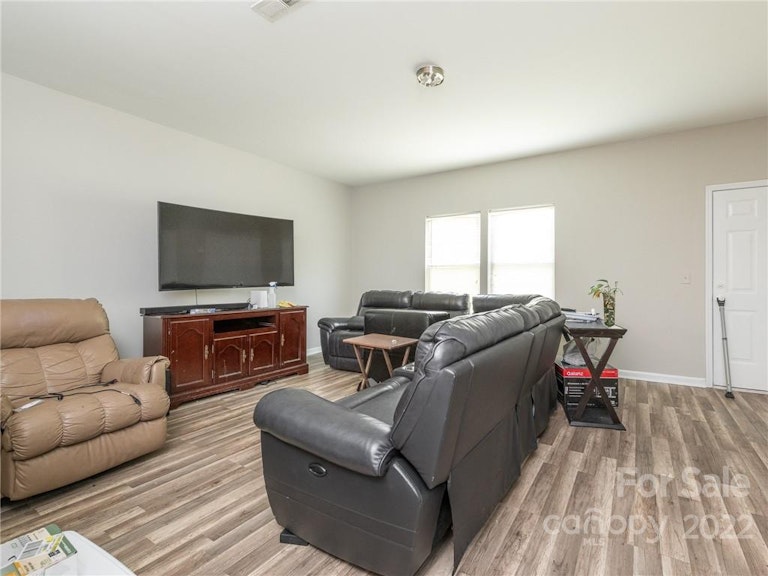 Photo 13 of 35 - 926 Corvus Ct, Charlotte, NC 28216