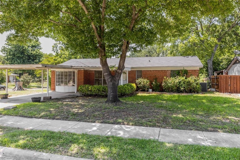 Photo 3 of 27 - 1201 Barbara St, Mesquite, TX 75149