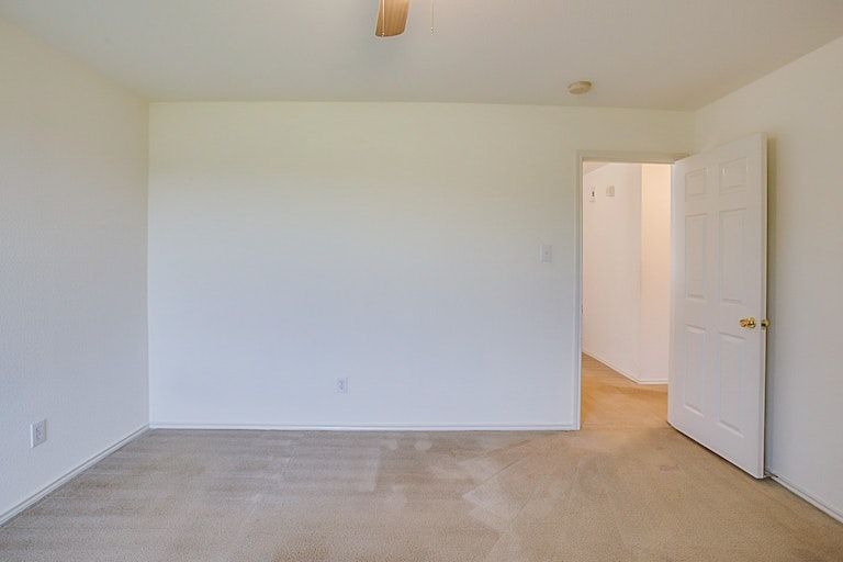 Photo 3 of 16 - 515 Stable Vis, San Antonio, TX 78227
