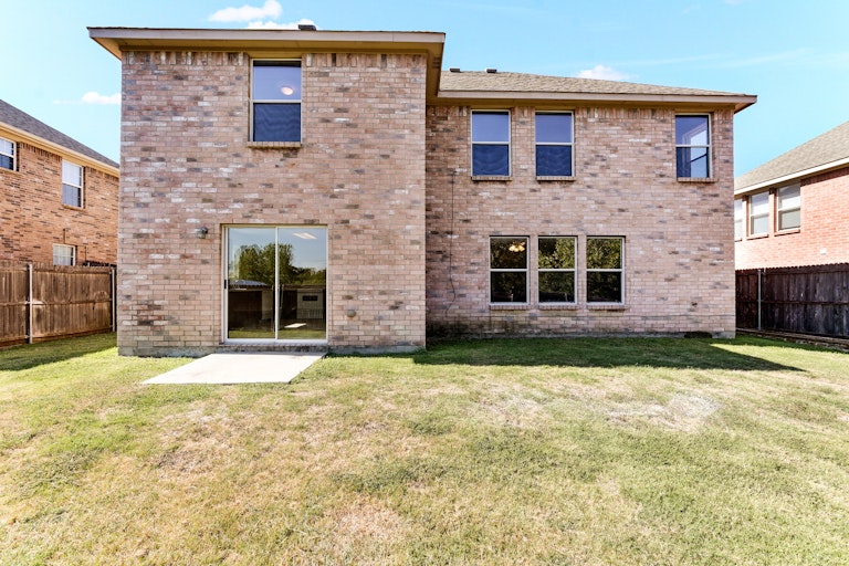 Photo 5 of 25 - 112 Matamoros St, Grand Prairie, TX 75051